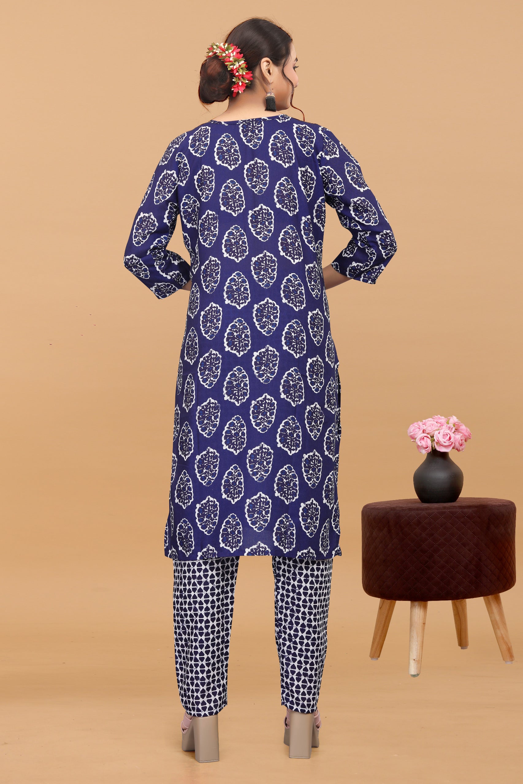 Women's Blue Printed Cotton Kurta With Pants