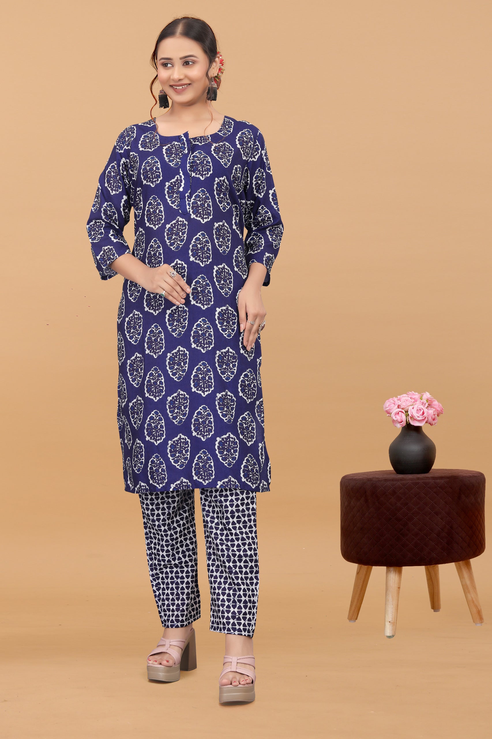 Women's Blue Printed Cotton Kurta With Pants