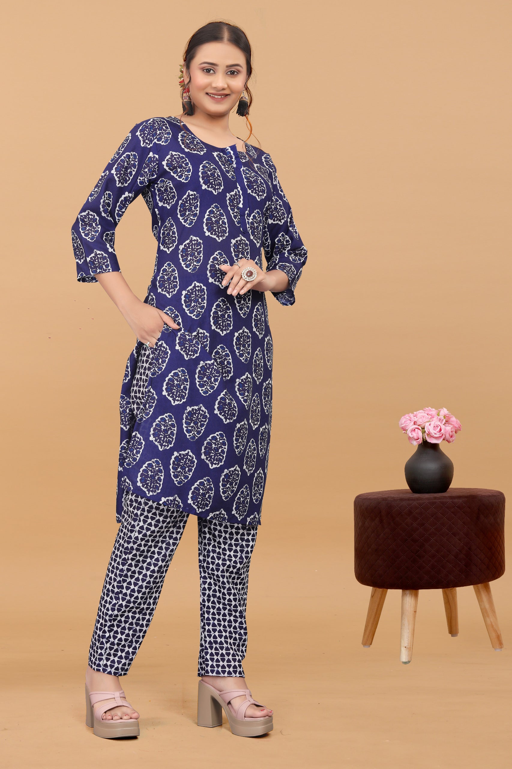 Women's Blue Printed Cotton Kurta With Pants